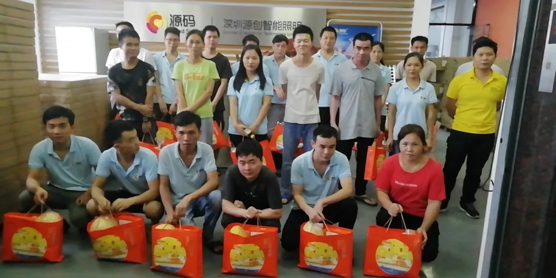 喜逢中秋加國(guó)慶，月圓家圓就團(tuán)圓