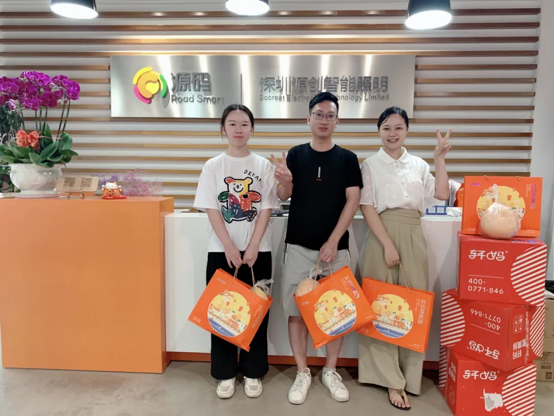 喜逢中秋加國(guó)慶，月圓家圓就團(tuán)圓