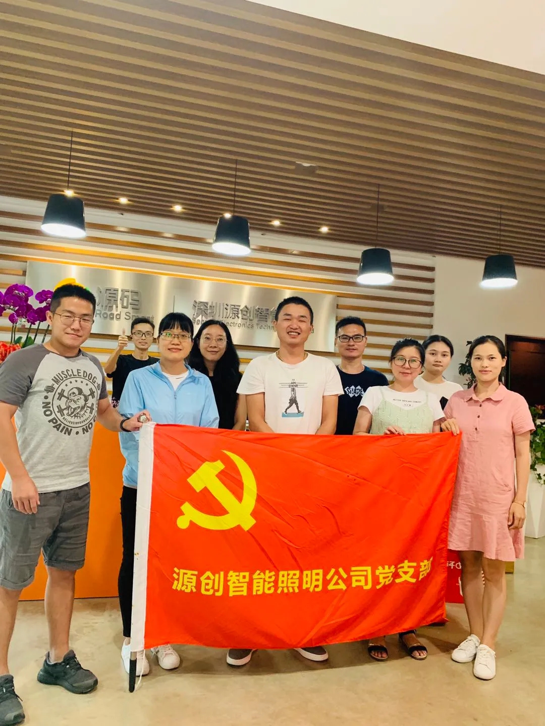喜逢中秋加國(guó)慶，月圓家圓就團(tuán)圓